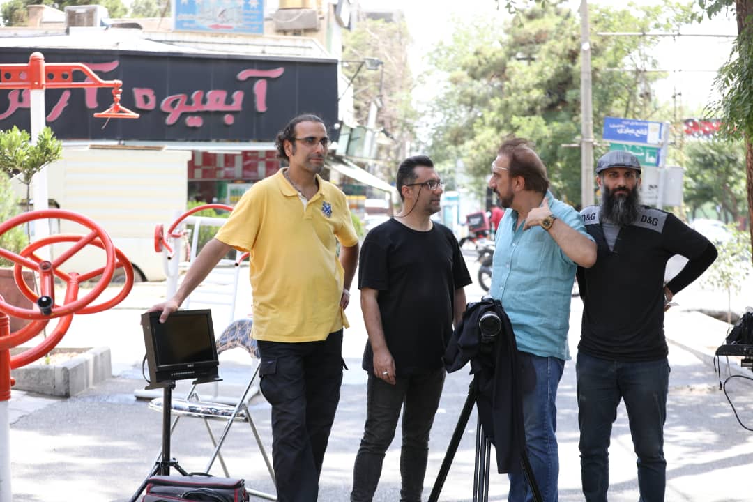 تصویری از امیر کرم یزدی، کارگردان و نویسنده سینما و تلویزیون در پشت صحنه یکی از آثارش