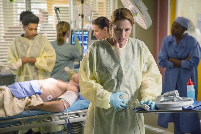 Sarah Drew در صحنه سریال تلویزیونی آناتومی گری