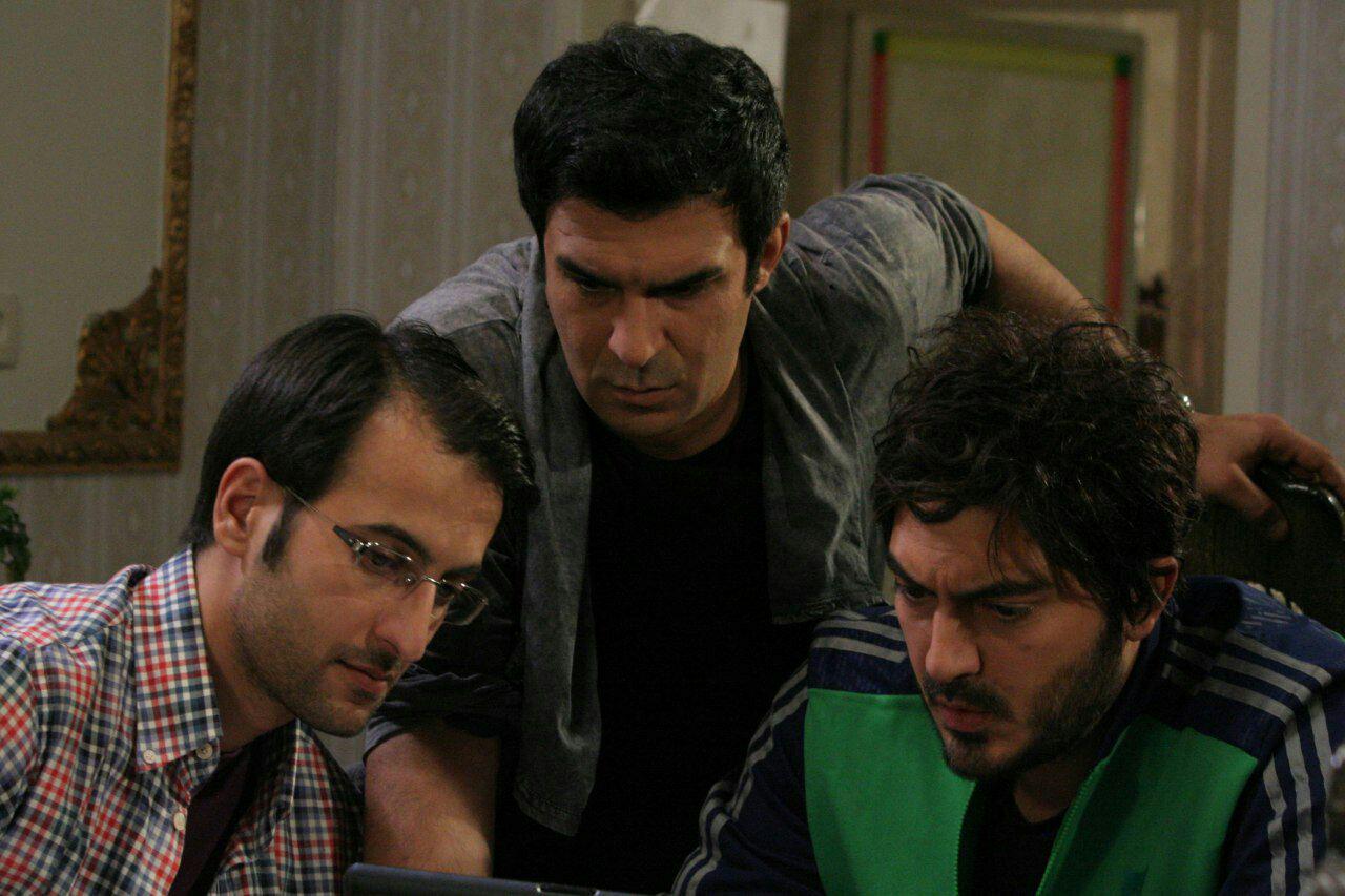 یوسف تیموری در پشت صحنه فیلم سینمایی پسرهای ترشیده به همراه نیما شاهرخ‌شاهی
