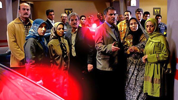 لیدا عباسی در صحنه سریال تلویزیونی ساختمان ۸۵ به همراه بهرام ابراهیمی، نفیسه روشن و مهدی میامی