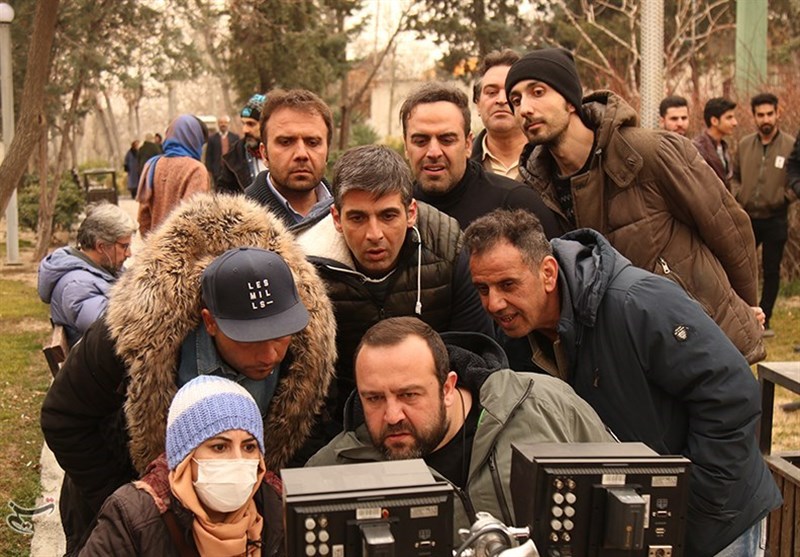 حمید گودرزی در صحنه سریال تلویزیونی بر سر دو راهی به همراه بهرنگ علوی
