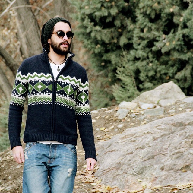 تصویری از پدرام انصاری، بازیگر سینما و تلویزیون در حال بازیگری سر صحنه یکی از آثارش