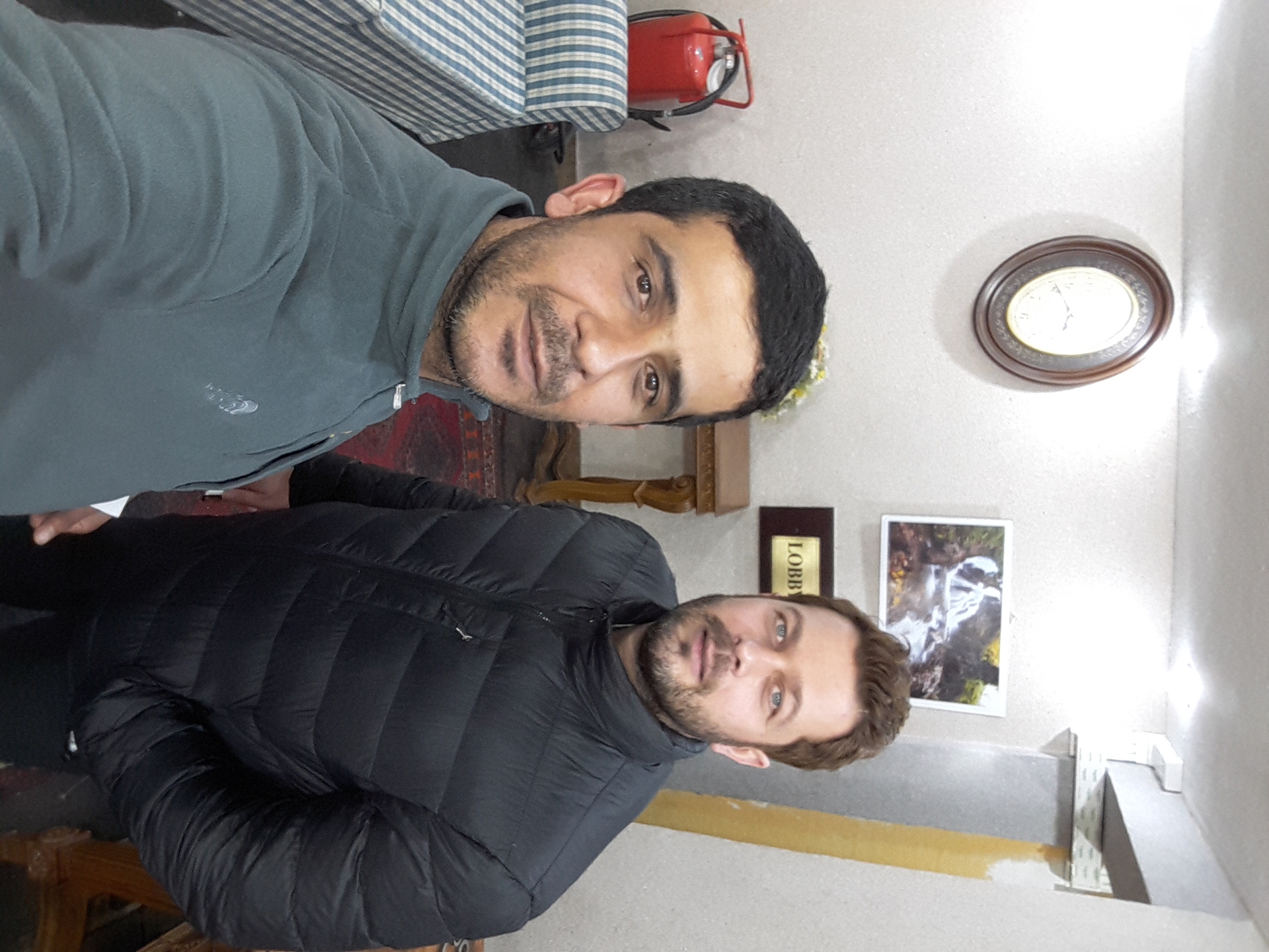 تصویری از افشین عمران، بازیگر و دستیار کارگردان سینما و تلویزیون در حال بازیگری سر صحنه یکی از آثارش
