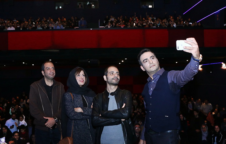 سارا بهرامی در اکران افتتاحیه فیلم سینمایی ایتالیا ایتالیا به همراه کاوه صباغ زاده، حامد کمیلی و رضا سخایی