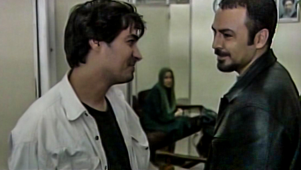 فریبرز عرب‌نیا در صحنه سریال تلویزیونی وکیل به همراه سید‌شهاب حسینی