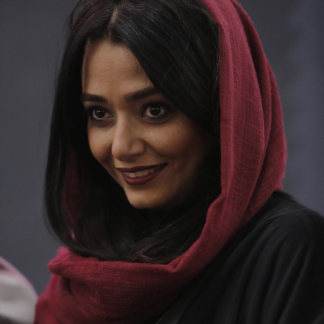 تصویری از شیوا آبا، جانشین تهیه سینما و تلویزیون در حال بازیگری سر صحنه یکی از آثارش