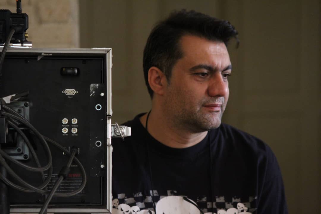 تصویری از امیر کرم یزدی، کارگردان و نویسنده سینما و تلویزیون در پشت صحنه یکی از آثارش