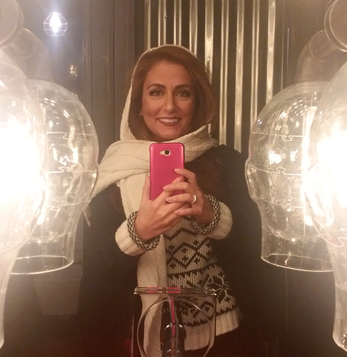 تصویری از رعنا روشنک، بازیگر سینما و تلویزیون در حال بازیگری سر صحنه یکی از آثارش