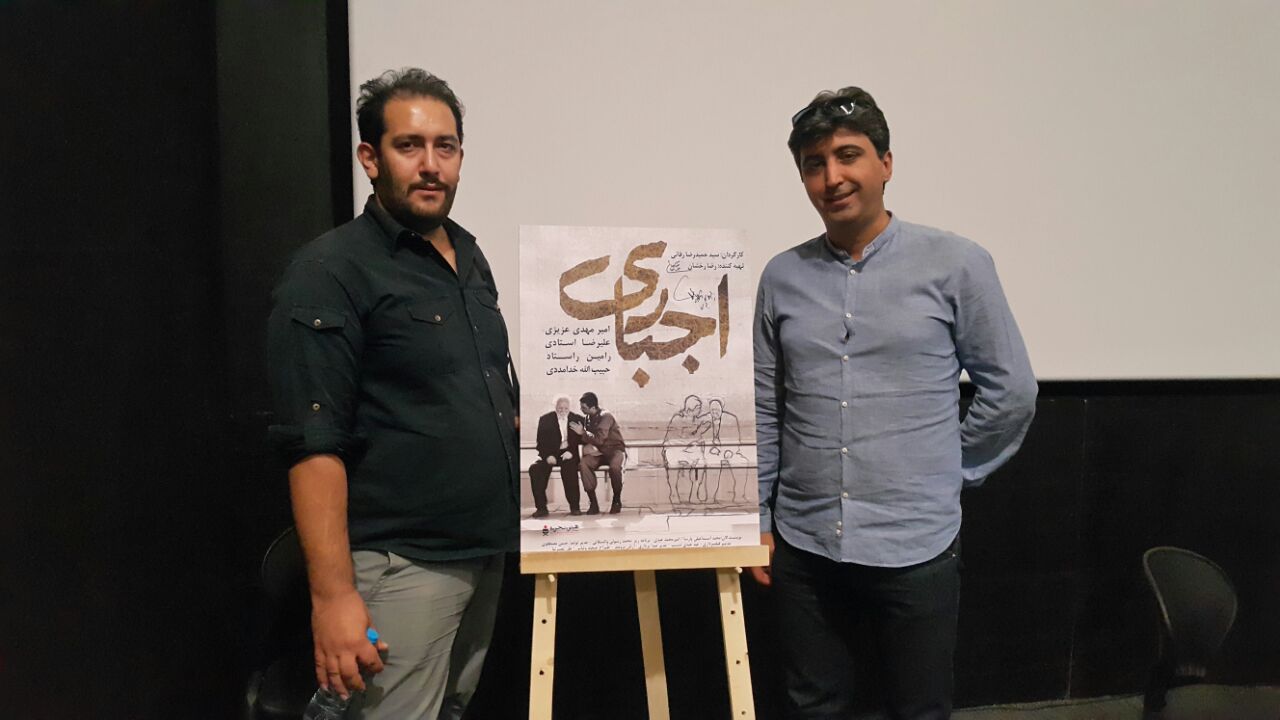 تصویری از امیر مهدی عزیزی، بازیگر سینما و تلویزیون در حال بازیگری سر صحنه یکی از آثارش