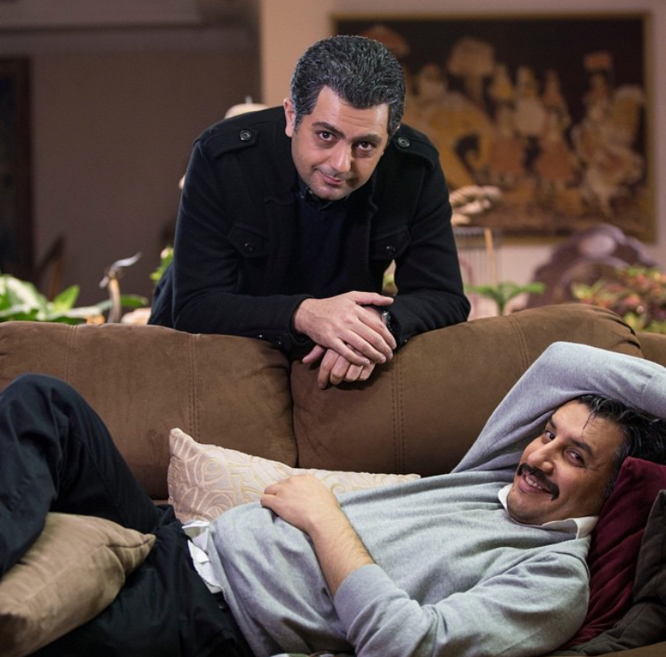 تصویری از مهدی الیاسی، بازیگر و کارگردان سینما و تلویزیون در حال بازیگری سر صحنه یکی از آثارش