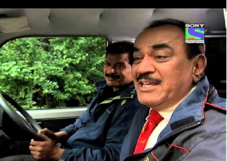 Shivaji Satam در صحنه سریال تلویزیونی C.I.D. به همراه Dinesh Phadnis