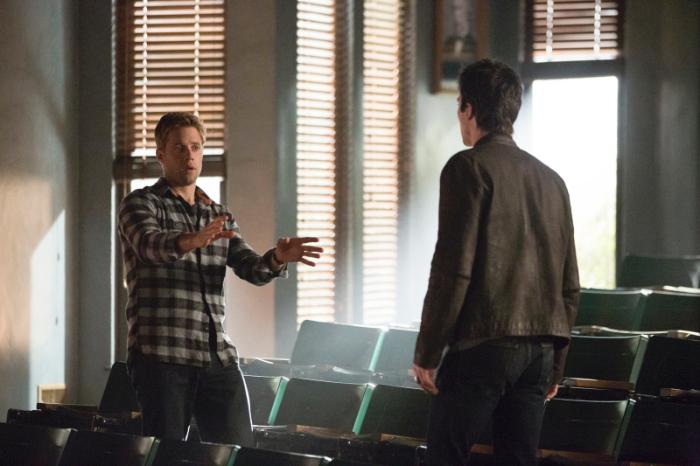 Shaun Sipos در صحنه سریال تلویزیونی خاطرات خون آشام به همراه Ian Somerhalder