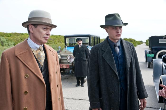 Anthony Laciura در صحنه سریال تلویزیونی امپراتوری بوردواک به همراه استیو بوشمی و مایکل پیت