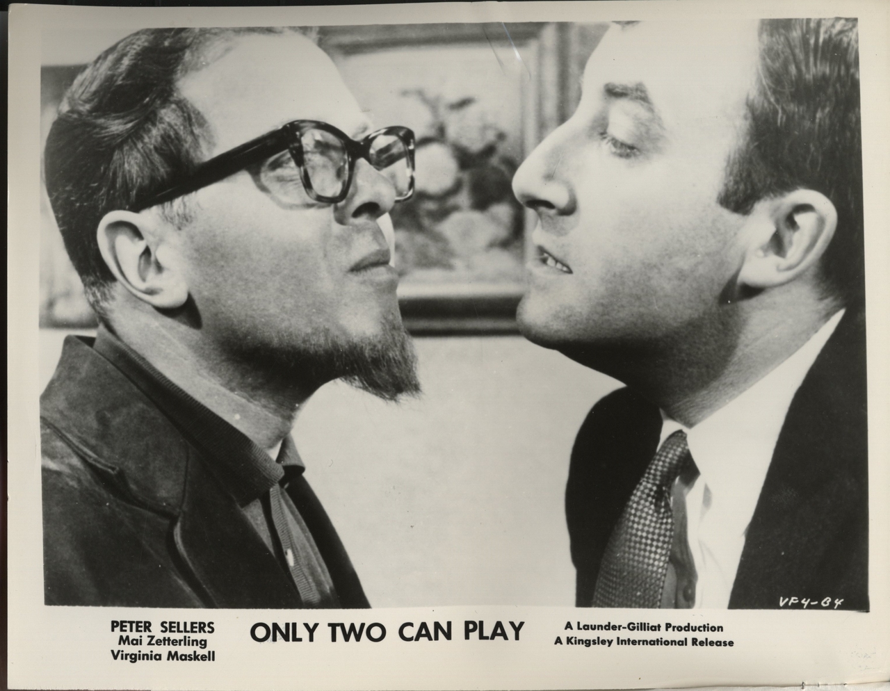 Peter Sellers در صحنه فیلم سینمایی Only Two Can Play به همراه ریچارد اتنبرا