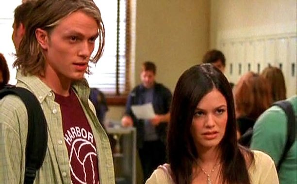 Rachel Bilson در صحنه سریال تلویزیونی The O.C. به همراه Wilson Bethel