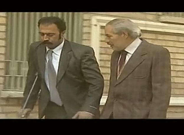 تصویری از احسان سعادتی، بازیگر سینما و تلویزیون در حال بازیگری سر صحنه یکی از آثارش