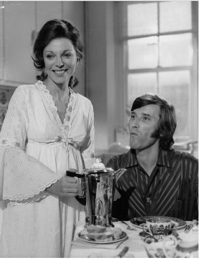 Joan Collins در صحنه فیلم سینمایی Quest for Love به همراه Tom Bell