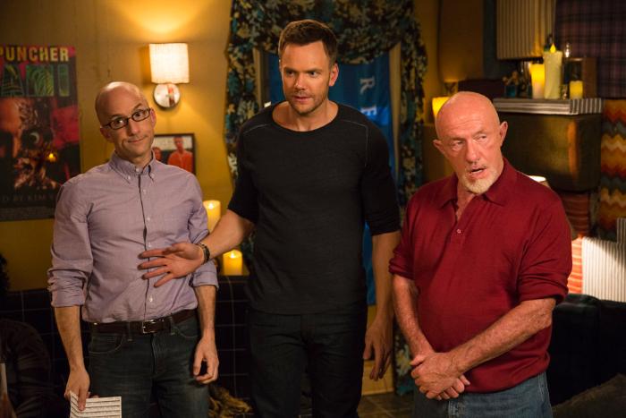 Jim Rash در صحنه سریال تلویزیونی Community به همراه Joel McHale و جاناتان بانکز