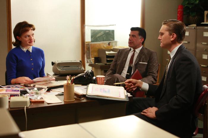 Bryan Batt در صحنه سریال تلویزیونی مردان مد به همراه Aaron Staton و الیزابت موس
