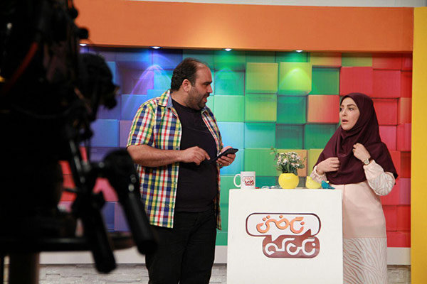 ژیلا صادقی در صحنه برنامه تلویزیونی نگی که نگفتی