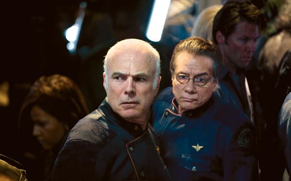 ادوارد جیمز آلموس در صحنه فیلم سینمایی Battlestar Galactica: The Plan به همراه Michael Hogan