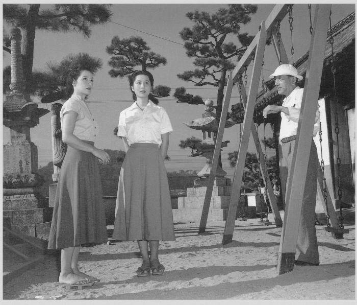 Setsuko Hara در صحنه فیلم سینمایی داستان توکیو به همراه Yasujirô Ozu و Kyôko Kagawa