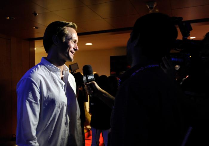 الکساندر اسکارشگرد در صحنه سریال تلویزیونی بازی تاج و تخت