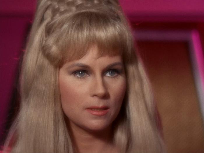 Grace Lee Whitney در صحنه سریال تلویزیونی پیشتازان فضا