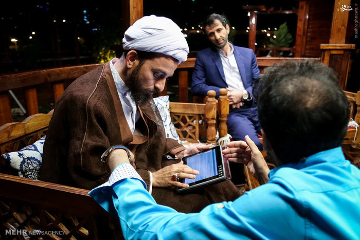 پشت صحنه برنامه تلویزیونی ماه نشان به کارگردانی 