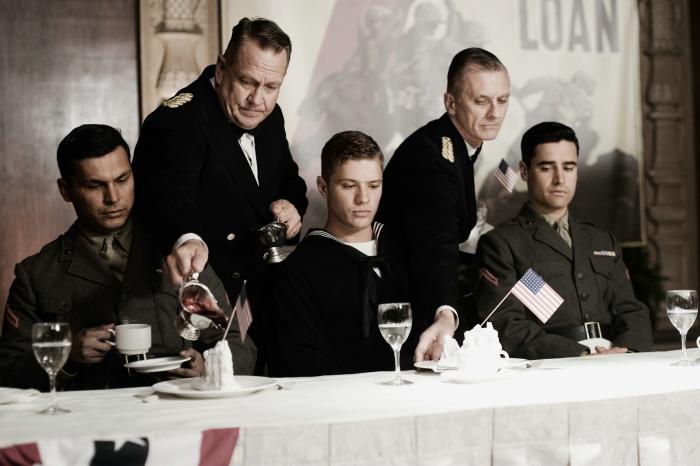 آدام بیچ در صحنه فیلم سینمایی پرچم پدران ما به همراه جس بردفورد و Ryan Phillippe