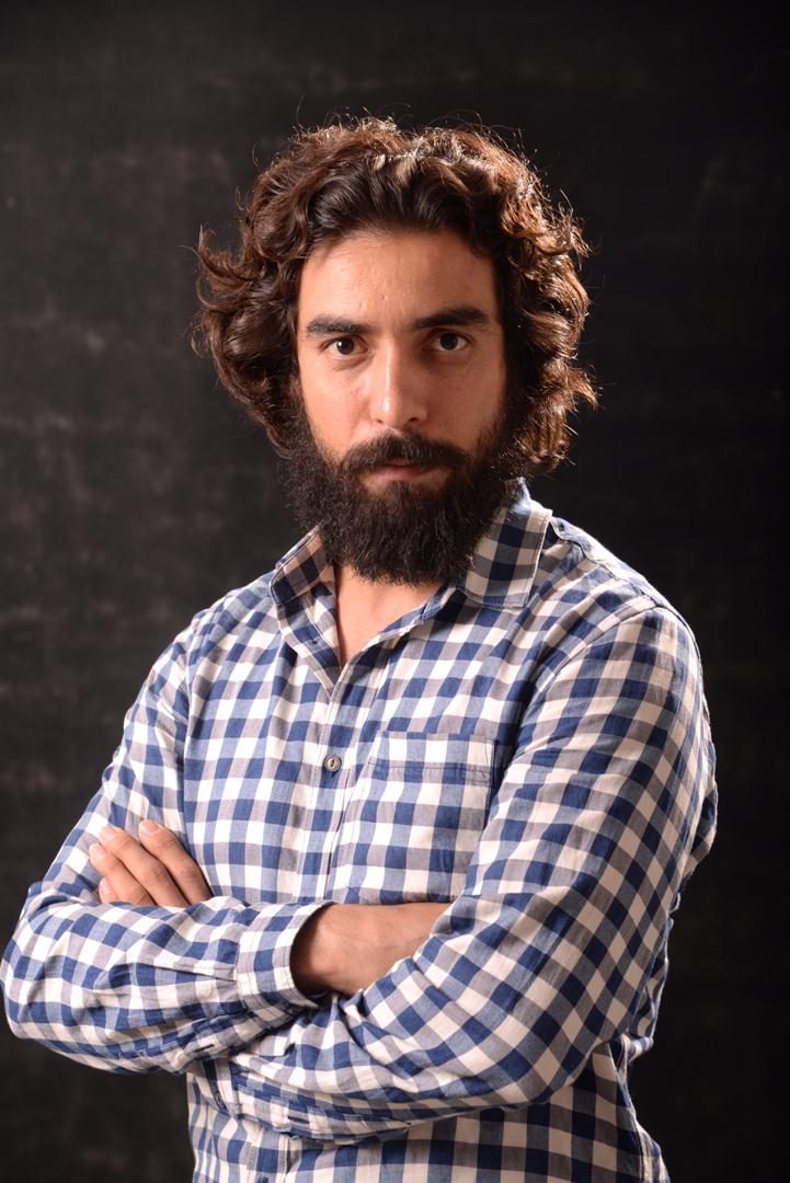 تصویری از علی یعقوبی، بازیگر و دستیار لباس سینما و تلویزیون در حال بازیگری سر صحنه یکی از آثارش