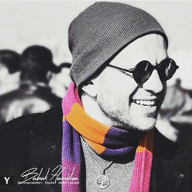 تصویری از بابک حمیدیان، بازیگر و تهیه کننده سینما و تلویزیون در حال بازیگری سر صحنه یکی از آثارش