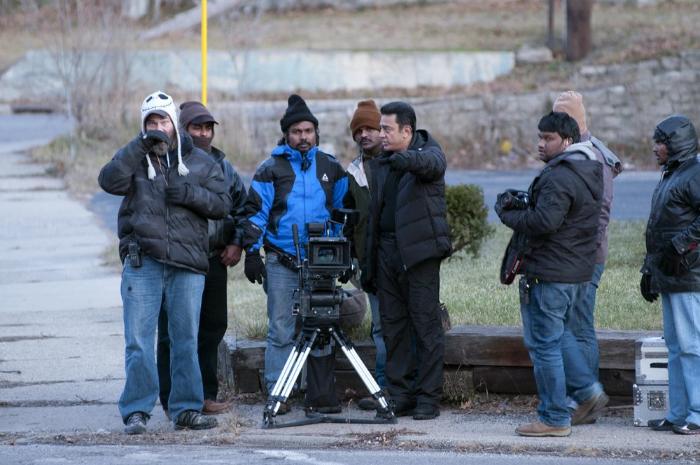 Kamal Haasan در صحنه فیلم سینمایی Vishwaroopam به همراه Rajesh M. Selva و Jude S. Walko
