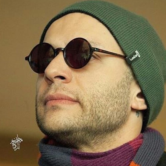 تصویری از بابک حمیدیان، بازیگر و تهیه کننده سینما و تلویزیون در حال بازیگری سر صحنه یکی از آثارش