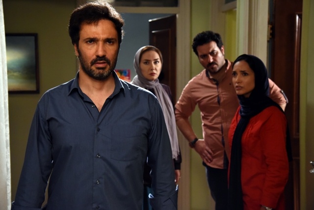 هانیه توسلی در صحنه فیلم سینمایی نقطه کور به همراه محسن کیایی و محمدرضا فروتن