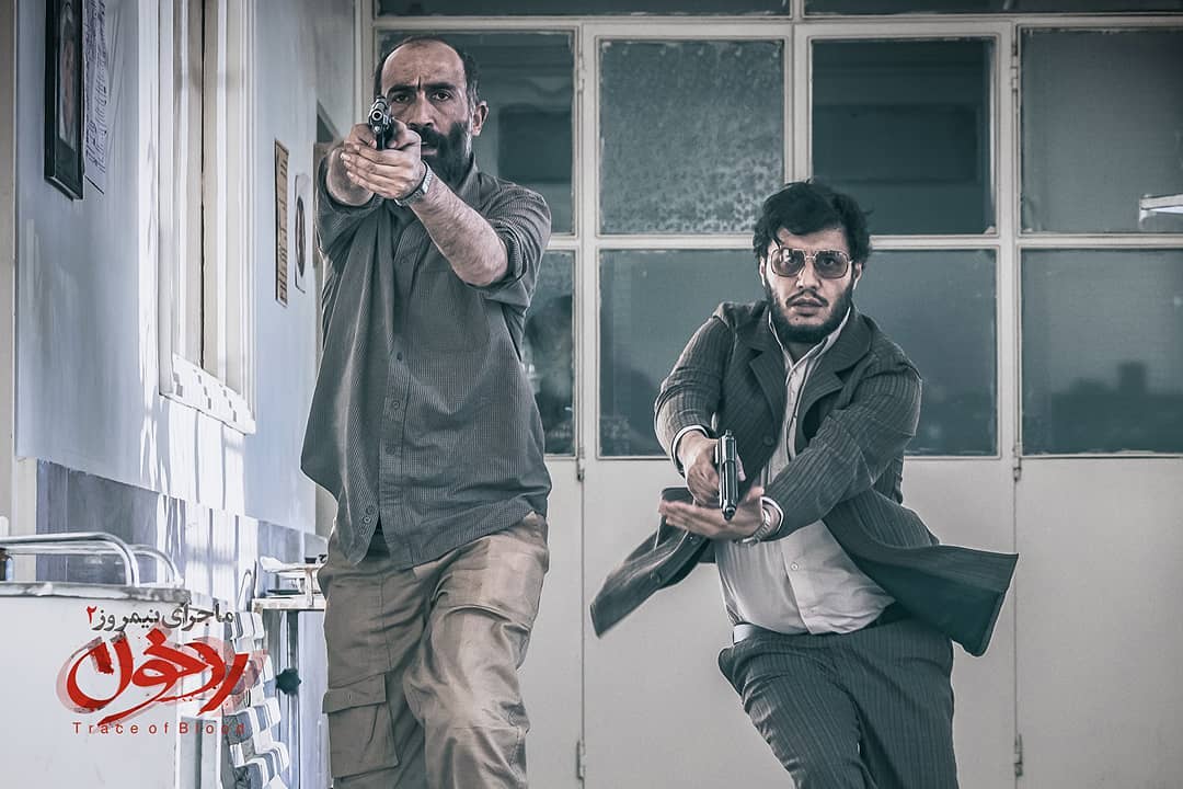 هادی حجازی‌فر در صحنه فیلم سینمایی ماجرای نیمروز 2: رد خون به همراه جواد عزتی