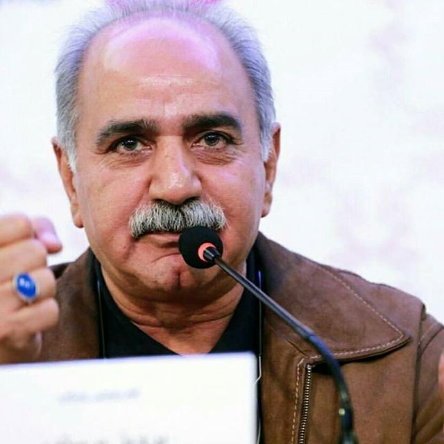 تصویری از پرویز پرستویی، بازیگر و تهیه کننده سینما و تلویزیون در حال بازیگری سر صحنه یکی از آثارش