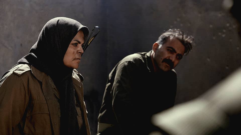 تصویری از حسین سلیمی، بازیگر سینما و تلویزیون در حال بازیگری سر صحنه یکی از آثارش
