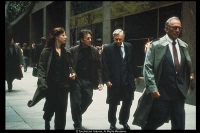 Debi Mazar در صحنه فیلم سینمایی نفوذی به همراه Philip Baker Hall، آل پاچینو و کریستوفر پلامر