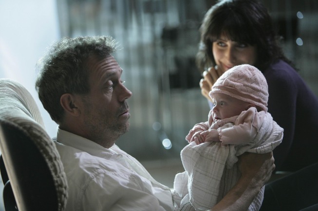 Lisa Edelstein در صحنه سریال تلویزیونی دکتر هاوس به همراه Hugh Laurie