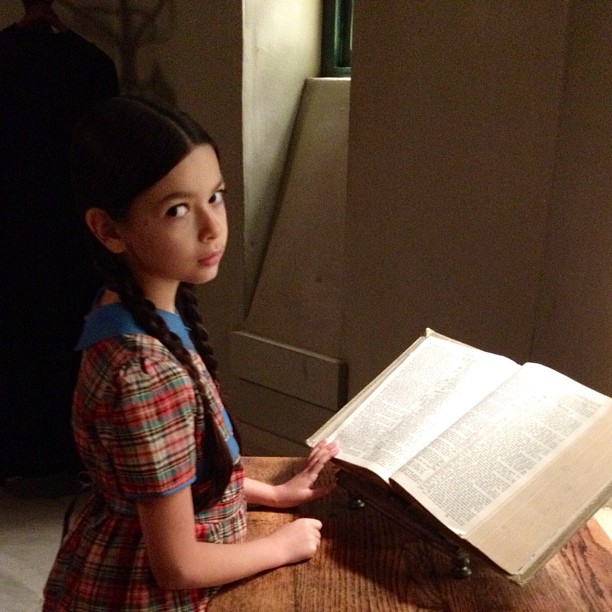 Nikki Hahn در صحنه سریال تلویزیونی داستان ترسناک آمریکایی