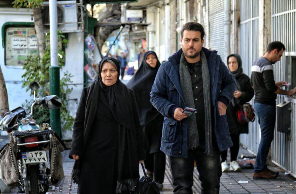 محسن کیایی در صحنه فیلم سینمایی ایستگاه اتمسفر به همراه رویا افشاری‌نسب