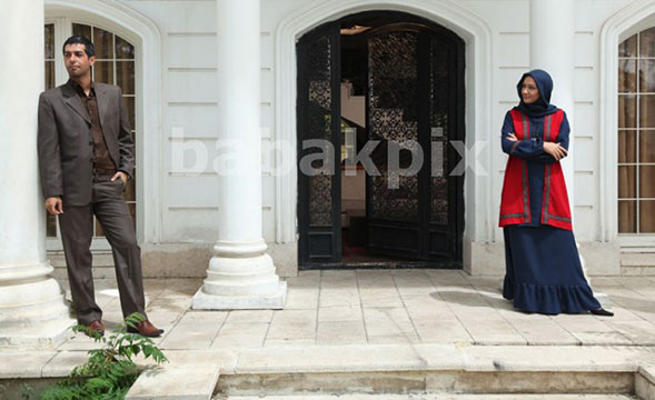 کامران تفتی در صحنه سریال تلویزیونی شمس‌العماره به همراه هانیه توسلی