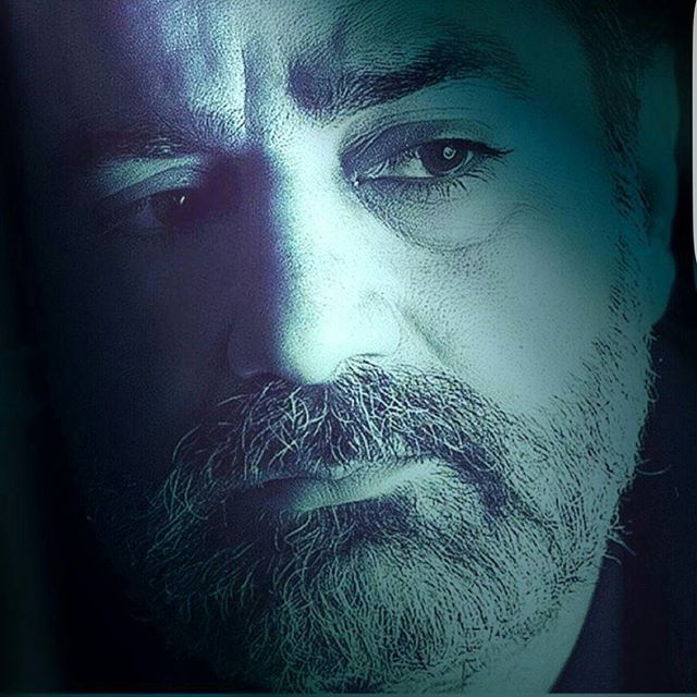 تصویری از پرویز پرستویی، بازیگر و تهیه کننده سینما و تلویزیون در حال بازیگری سر صحنه یکی از آثارش