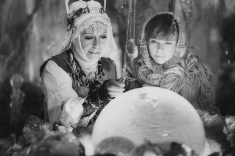 جولیتا ماسینا در صحنه فیلم سینمایی The Feather Fairy به همراه Petra Vancíková