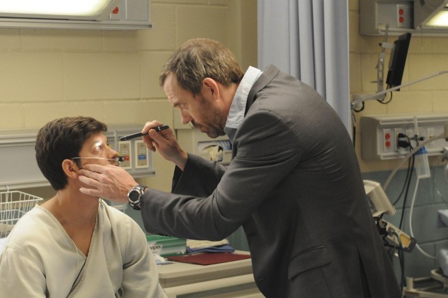 Adam Garcia در صحنه سریال تلویزیونی دکتر هاوس به همراه Hugh Laurie