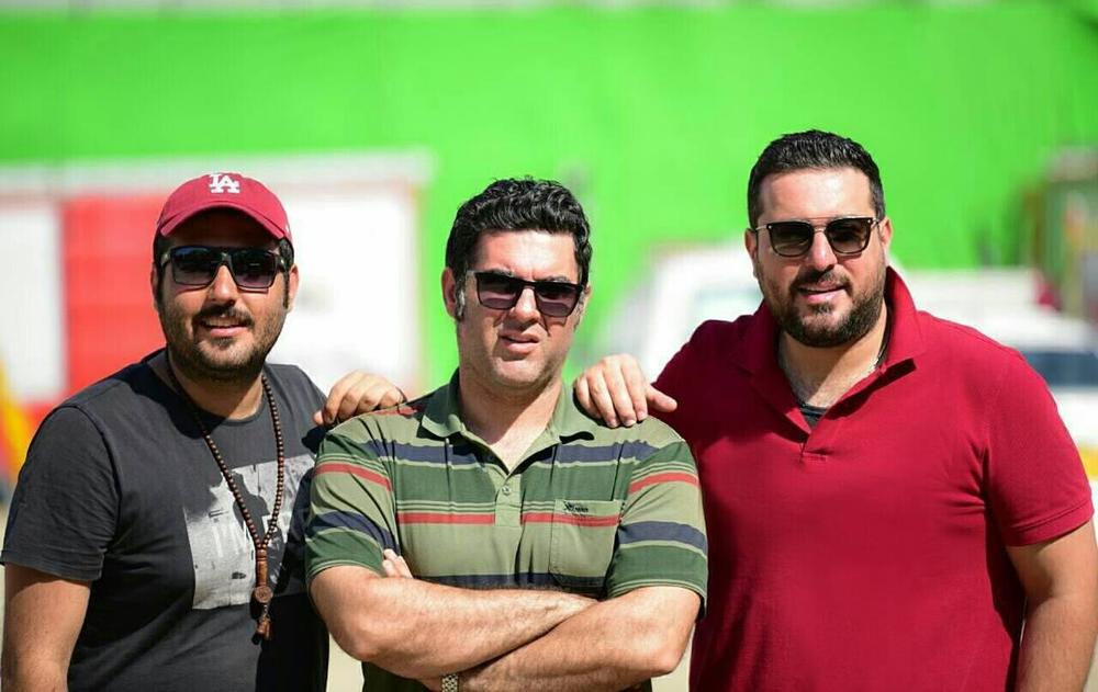 میلاد کیایی در پشت صحنه فیلم سینمایی چهارراه استانبول به همراه محسن کیایی و مصطفی کیایی