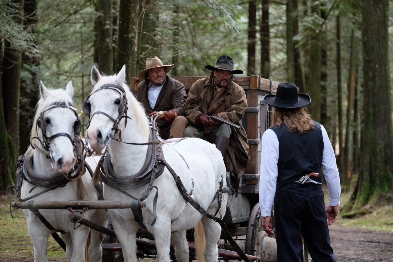 Trace Adkins در صحنه فیلم سینمایی Stagecoach: The Texas Jack Story به همراه Philip Granger