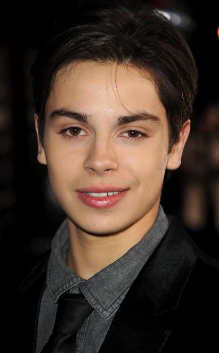 Jake T. Austin در صحنه فیلم سینمایی شب سال نو