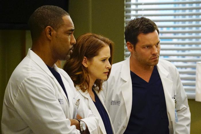 Jason George در صحنه سریال تلویزیونی آناتومی گری به همراه Justin Chambers و Sarah Drew